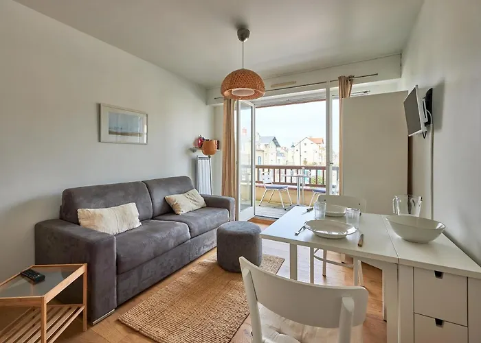 Un Balcon Sur La - Appt A 30m De La Apartment